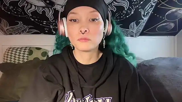 Snapshot of FRRANNKIE chatting on February 15, 6:33 am FRRANNKIE online show from February 15, 6:33 am