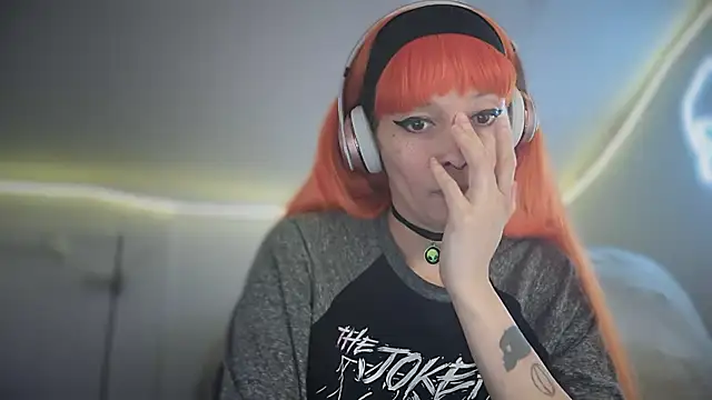 Snapshot of FRRANNKIE chatting on October 12, 2:10 am FRRANNKIE online show from October 12, 2:10 am