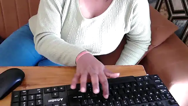 Snapshot of shivi_moto chatting on March 3, 7:43 am shivi moto online show from March 3, 7:43 am