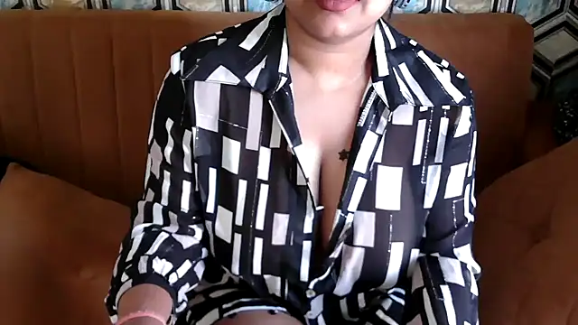 Snapshot of shivi_moto chatting on March 5, 6:23 am shivi moto online show from March 5, 6:23 am