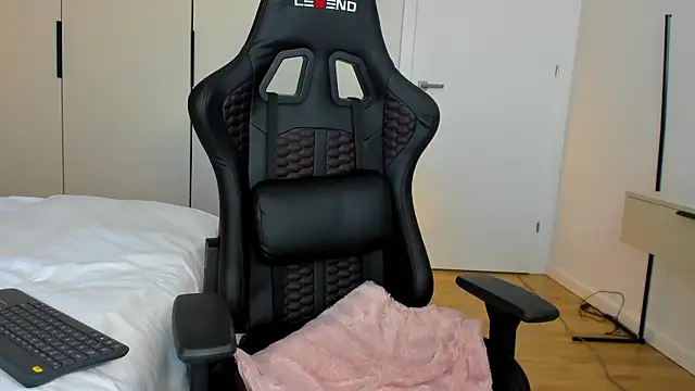 june desire online show from January 11, 2:04 pm