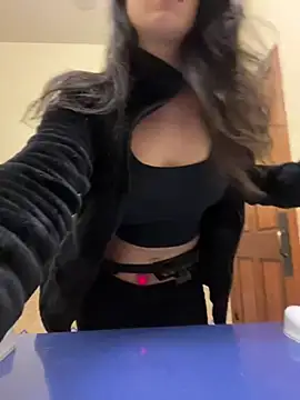 Snapshot of Natur4lBeautyb33 chatting on December 10, 4:45 am Natur4lBeautyb33 online show from December 10, 4:45 am