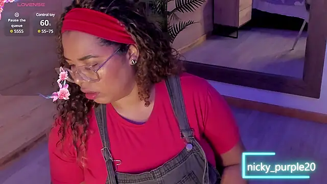 Snapshot of _nickypurple_ chatting on January 31, 12:18 pm nickypurple online show from January 31, 12:18 pm