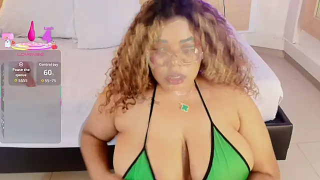 Snapshot of _nickypurple_ chatting on October 24, 7:32 pm nickypurple online show from October 24, 7:32 pm