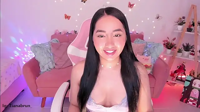 Snapshot of Zara_uwu_ chatting on October 15, 11:21 am Zara uwu online show from October 15, 11:21 am