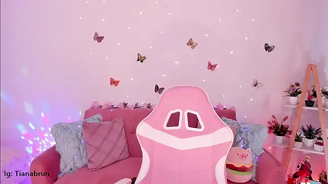 Snapshot of Zara_uwu_ chatting on October 16, 11:33 am Zara uwu online show from October 16, 11:33 am