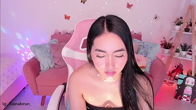 Snapshot of Zara_uwu_ chatting on October 21, 11:44 am Zara uwu online show from October 21, 11:44 am