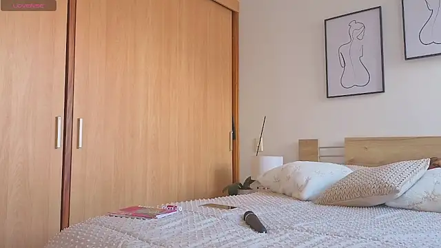 Snapshot of sweet_sophia90s chatting on December 17, 3:40 pm sweet sophia90s online show from December 17, 3:40 pm