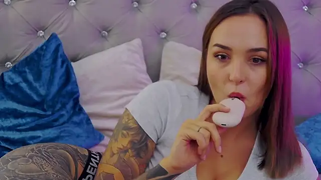 Snapshot of MeIisaLove chatting on September 11, 8:20 pm MeIisaLove online show from September 11, 8:20 pm