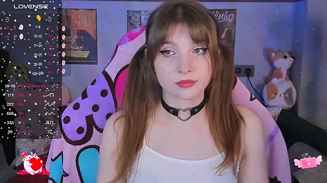 Snapshot of AliceLanley chatting on December 10, 11:43 am AliceLanley online show from December 10, 11:43 am