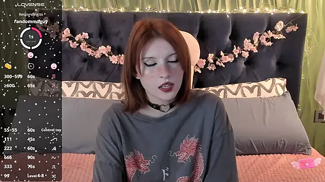 Snapshot of AliceLanley chatting on October 10, 11:42 am AliceLanley online show from October 10, 11:42 am