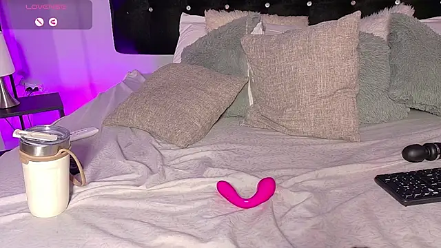 Snapshot of charlotteeruss chatting on December 22, 5:21 pm charlotteeruss online show from December 22, 5:21 pm