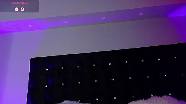 Snapshot of charlotteeruss chatting on February 9, 9:17 pm charlotteeruss online show from February 9, 9:17 pm