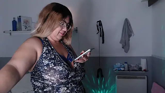 Snapshot of Latina_BigBoobs chatting on December 13, 9:42 pm Latina BigBoobs online show from December 13, 9:42 pm