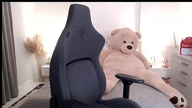 Snapshot of Smileyouarehere chatting on January 27, 12:12 am Smileyouarehere online show from January 27, 12:12 am