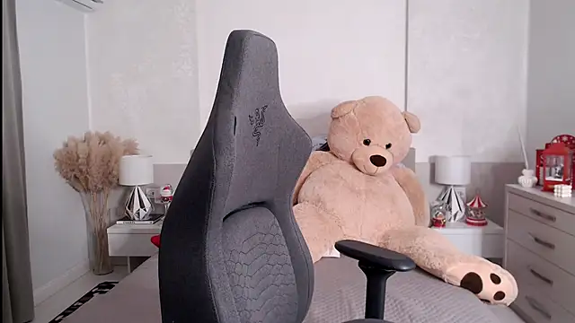 Snapshot of Smileyouarehere chatting on February 1, 11:27 pm Smileyouarehere online show from February 1, 11:27 pm