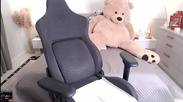 Snapshot of Smileyouarehere chatting on February 2, 2:27 am Smileyouarehere online show from February 2, 2:27 am