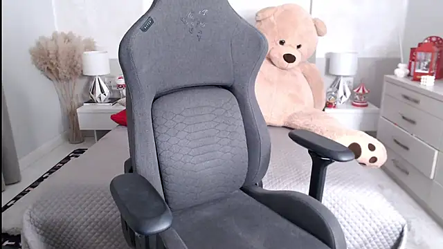 Snapshot of Smileyouarehere chatting on February 2, 10:28 pm Smileyouarehere online show from February 2, 10:28 pm