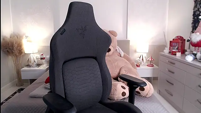 Snapshot of Smileyouarehere chatting on February 11, 8:37 am Smileyouarehere online show from February 11, 8:37 am