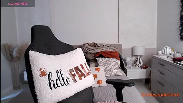 Snapshot of Smileyouarehere chatting on November 16, 6:19 am Smileyouarehere online show from November 16, 6:19 am