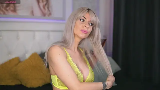 Snapshot of Adelyn_Chase chatting on December 19, 6:23 am Adelyn Chase online show from December 19, 6:23 am