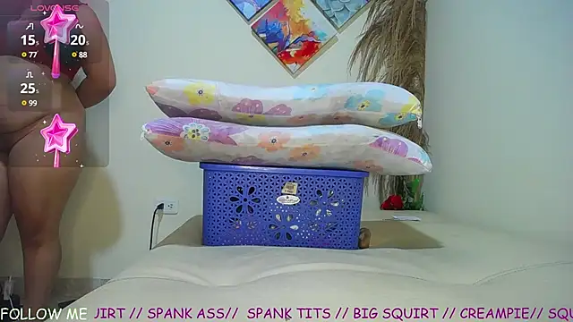 Snapshot of vegalaura__ chatting on February 13, 1:29 am vegalaura online show from February 13, 1:29 am