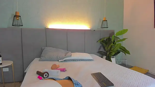 LiaVelez online show from March 19, 12:45 pm