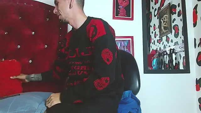 Snapshot of Aaron_BigDickxxx chatting on December 20, 1:36 am Aaron BigDickxxx online show from December 20, 1:36 am