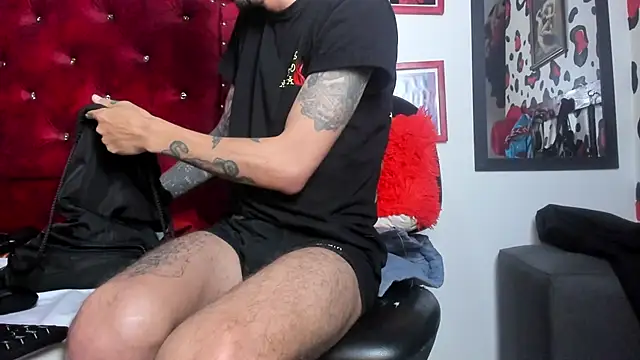 Snapshot of Aaron_BigDickxxx chatting on January 28, 7:11 am Aaron BigDickxxx online show from January 28, 7:11 am