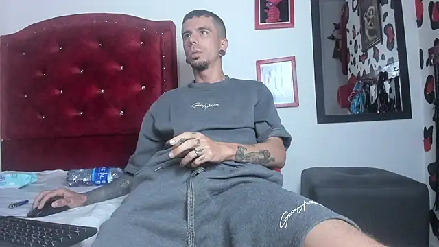 Snapshot of Aaron_BigDickxxx chatting on January 31, 7:18 am Aaron BigDickxxx online show from January 31, 7:18 am