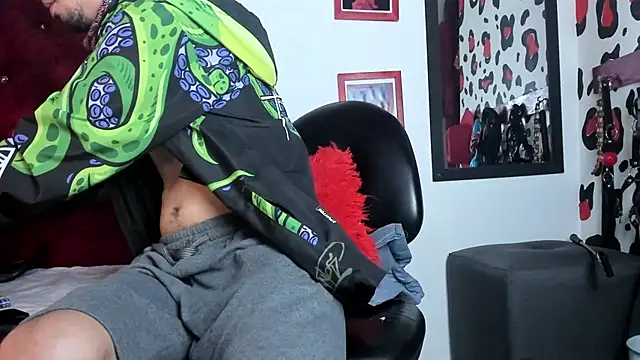 Snapshot of Aaron_BigDickxxx chatting on February 19, 7:48 pm Aaron BigDickxxx online show from February 19, 7:48 pm