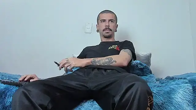 Snapshot of Aaron_BigDickxxx chatting on October 21, 6:58 am Aaron BigDickxxx online show from October 21, 6:58 am