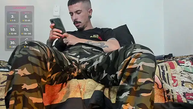 Snapshot of Aaron_BigDickxxx chatting on December 5, 7:43 pm Aaron BigDickxxx online show from December 5, 7:43 pm