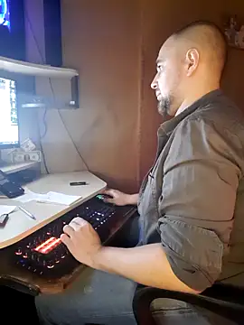 Snapshot of Foxyshaved chatting on January 16, 1:25 pm Foxyshaved online show from January 16, 1:25 pm