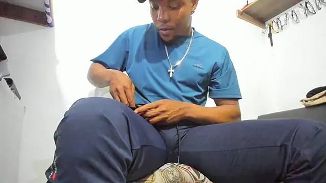 Snapshot of hugo3918_ chatting on September 28, 2:06 am hugo3918 online show from September 28, 2:06 am