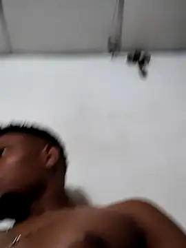 Snapshot of hugo3918_ chatting on October 20, 2:50 pm hugo3918 online show from October 20, 2:50 pm