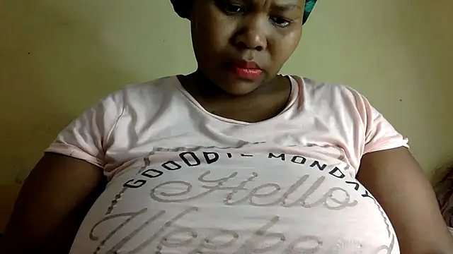 Snapshot of Real1SweetQueen chatting on February 12, 5:05 am Real1SweetQueen online show from February 12, 5:05 am