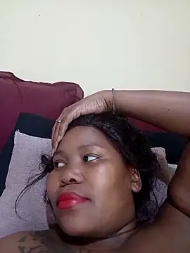 Snapshot of Real1SweetQueen chatting on February 13, 5:01 pm Real1SweetQueen online show from February 13, 5:01 pm