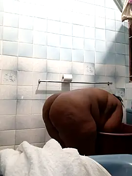 Snapshot of Real1SweetQueen chatting on February 14, 5:36 pm Real1SweetQueen online show from February 14, 5:36 pm