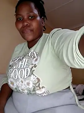 Snapshot of Real1SweetQueen chatting on February 15, 2:55 pm Real1SweetQueen online show from February 15, 2:55 pm