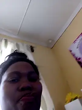 Snapshot of Real1SweetQueen chatting on February 23, 12:27 pm Real1SweetQueen online show from February 23, 12:27 pm