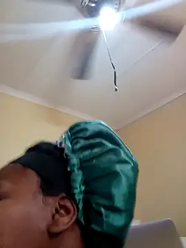 Snapshot of Real1SweetQueen chatting on March 3, 8:16 am Real1SweetQueen online show from March 3, 8:16 am