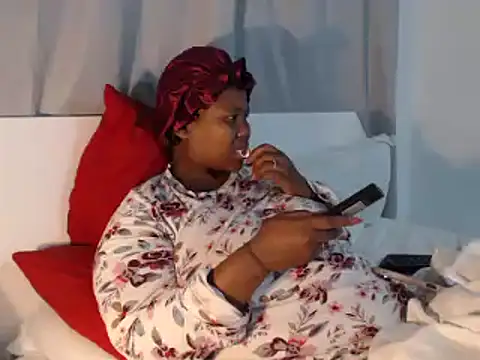 Snapshot of Real1SweetQueen chatting on October 20, 5:24 pm Real1SweetQueen online show from October 20, 5:24 pm