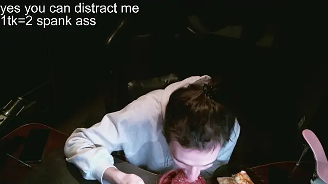 Snapshot of izilizi_23 chatting on December 6, 2:17 pm izilizi 23 online show from December 6, 2:17 pm