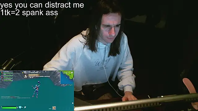 Snapshot of izilizi_23 chatting on December 6, 5:22 pm izilizi 23 online show from December 6, 5:22 pm