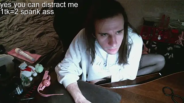 Snapshot of izilizi_23 chatting on December 8, 3:45 pm izilizi 23 online show from December 8, 3:45 pm