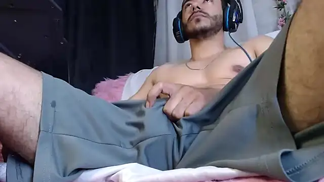 Snapshot of Tommhot chatting on January 6, 9:19 am Tommhot online show from January 6, 9:19 am