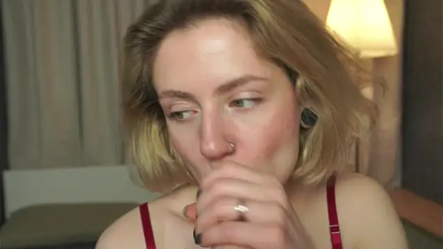 Snapshot of PixieMeow_ chatting on December 20, 4:04 pm PixieMeow online show from December 20, 4:04 pm