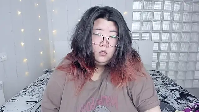 Snapshot of Nadine_asian chatting on December 7, 1:36 am Nadine asian online show from December 7, 1:36 am