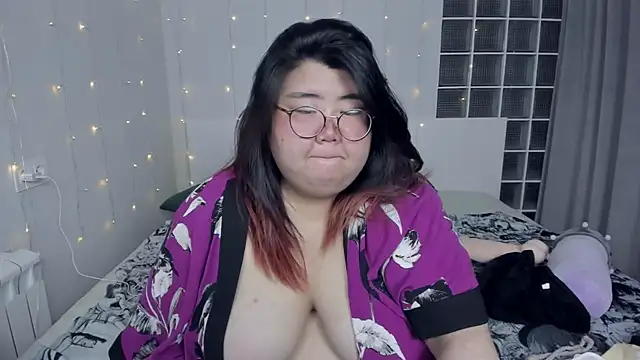 Snapshot of Nadine_asian chatting on December 12, 5:20 am Nadine asian online show from December 12, 5:20 am